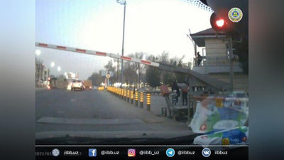 Изрображение 'Опускающийся шлагбаум привел к ДТП на Юнусабаде (видео)'