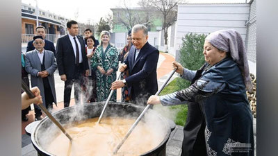 Изрображение 'Шавкат Мирзиёев поучаствовал в приготовлении сумаляка в столичной махалле (видео)'