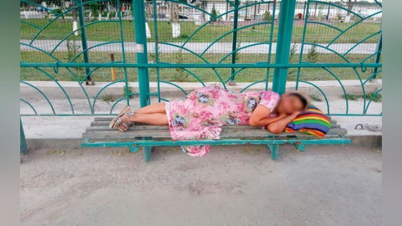 'Бекатда ухласа ўзбек аёли… У эрининг калтакларидан Тошкентга қочиб келган'ning rasmi