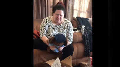 Изрображение 'ВИДЕО МАТЕРИ С ИГРУШКОЙ, "ГОВОРЯЩЕЙ" ГОЛОСОМ ЕЕ ПОГИБШЕГО СЫНА, РАСТРОГАЛО СЕТЬ'