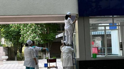 'Тошкентдаги клиникалардан бирида тиббиёт ходимлари клиника деворини оқлашдими?'ning rasmi