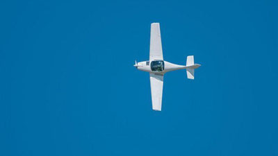 'Kaliforniyada bir motorli engil samolyot zudlik bilan avtomagistralga qo`nishga majbur bo`ldi'ning rasmi