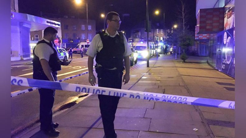 '​Londonda furgon avtomashinasi machitdan chiqayotgan odamlarni bosib ketdi 'ning rasmi