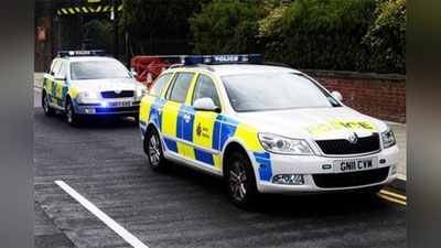 'Londonda avtomobil avtobus bekatiga borib urildi (Video)'ning rasmi