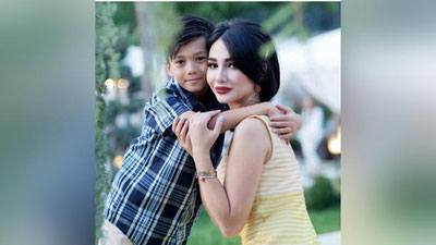 'Aktrisaning o`g`li bilan tushgan raqsi internetda ommalashmoqda (video)'ning rasmi