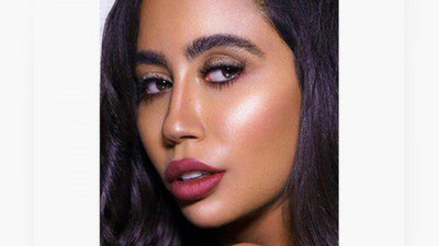 'Raqibasi bilan suratga tushgan model mukofotdan mahrum bo`ldi 'ning rasmi