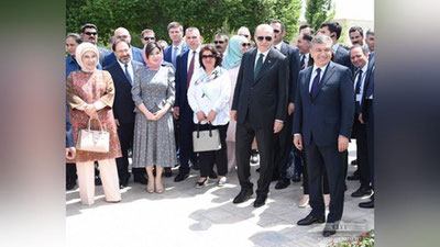 Изрображение 'ПРЕЗИДЕНТЫ С СУПРУГАМИ ПОСЕТИЛИ МАВЗОЛЕЙ НАКШБАНДА'