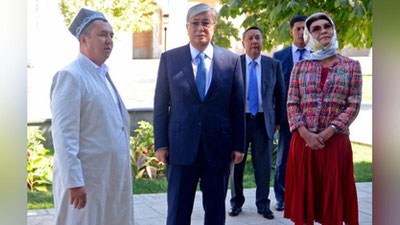 '​QOZOG`ISTON PARLAMENTI SENATI RAISI ISLOM KARIMOV QABRIGA GUL QO`YDI'ning rasmi