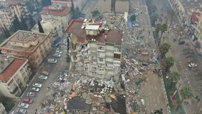 'Turkiyada vayron bo`lgan binolar uchun qo`lga olingan mas`ullar soni 113 nafarga etdi'ning rasmi