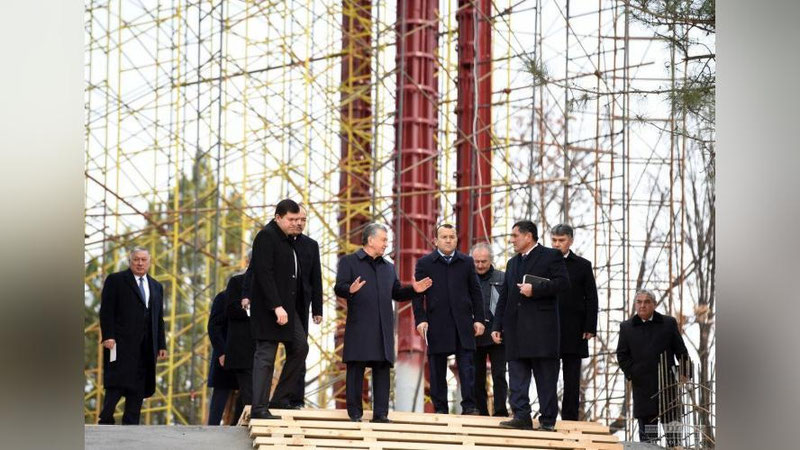 'Президент Алишер Навоийнинг ҳайкали қайта ўрнатилаётган Адиблар хиёбонини бориб кўрди'ning rasmi