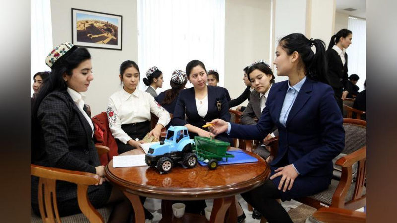 'Zulfiya nomidagi Davlat mukofotining g`oliblari saralanmoqda'ning rasmi