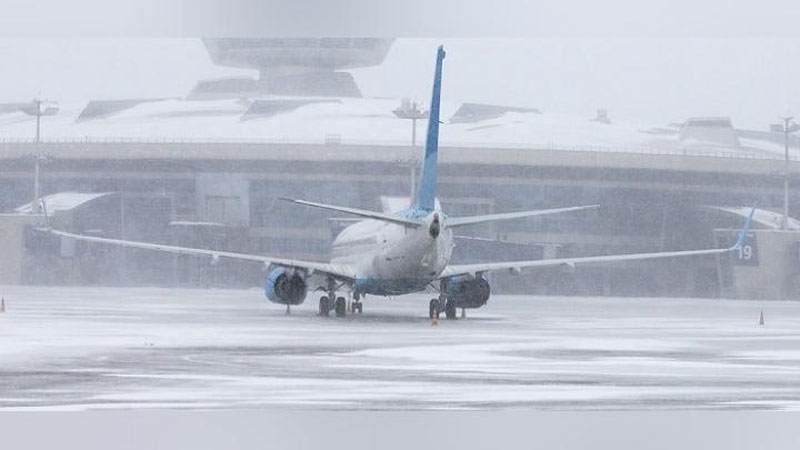 'Qor tufayli Toshkent aeroportida parvozlar kechiktirilmoqda'ning rasmi