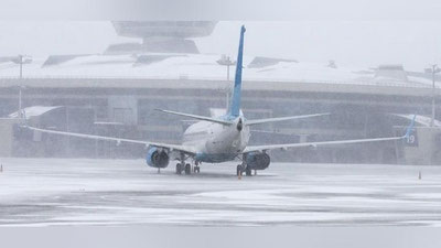 'Qor tufayli Toshkent aeroportida parvozlar kechiktirilmoqda'ning rasmi