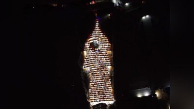 Изрображение 'В Красноярске автомобили выстроились в самую большую елку в России (видео)'