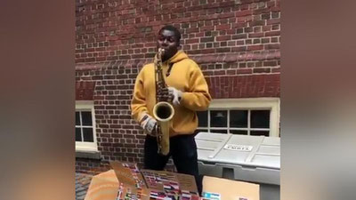 'AQShda musiqachi O`zbekiston madhiyasini saksofonda ijro etdi (video)'ning rasmi