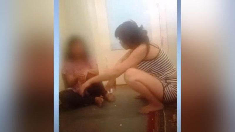 'Bir ayolni tahqirlab, uni urayotgan videodagi uch ayolning kimligi aniqlandi'ning rasmi