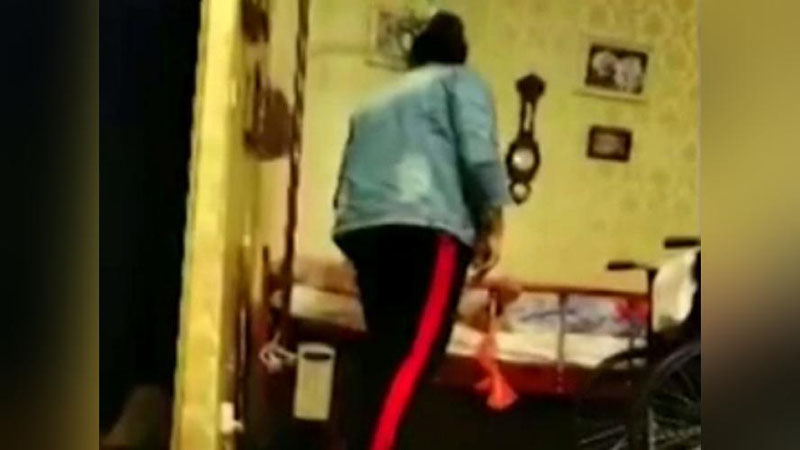 Изрображение 'Сиделка из Узбекистана истязала 90-летнюю бабушку в Москве (видео, 18+)'