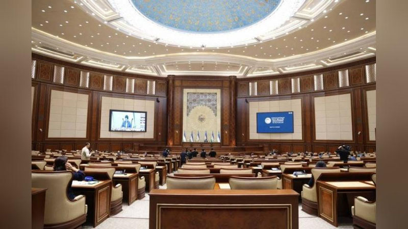 'Senat a`zolari jami 100 nafardan 65 nafarga qisqartiriladi'ning rasmi