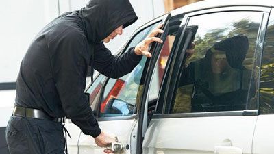 'Namanganda ochiq qoldirilgan avtomobil tunab ketildi'ning rasmi