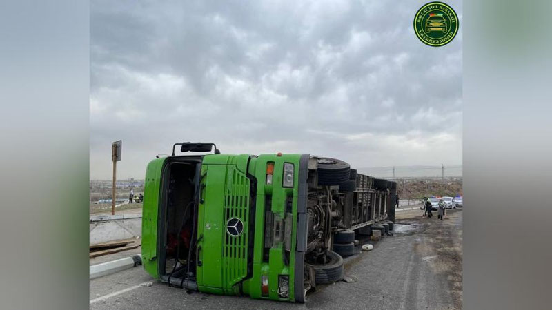 Изрображение 'В Самарканде перевернулся грузовик (фото)'