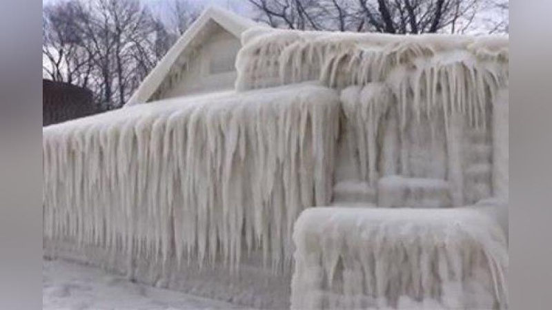 'Nyu-Yorkdagi qor bo`ronidan keyin uylar muz bilan qoplandi'ning rasmi