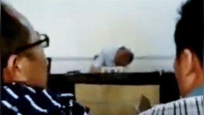 Изрображение 'В КИТАЕ СУДЬЯ НЕМНОГО ПЕРЕБРАЛ И УСНУЛ ВО ВРЕМЯ ЗАСЕДАНИЯ (ВИДЕО)'