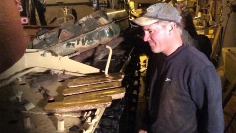 Изрображение 'БРИТАНЕЦ ОБНАРУЖИЛ В КУПЛЕННОМ НА eBAY ТАНКЕ ЗОЛОТЫЕ СЛИТКИ'