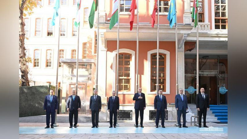 'Шавкат Мирзиёев Истанбулда Туркий кенгаш котибиятининг янги биноси олдида байроқ кўтариш маросимида қатнашди'ning rasmi
