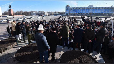 'Miting ishtirokchilari parlament binosi atrofida jonli zanjir hosil qildi'ning rasmi