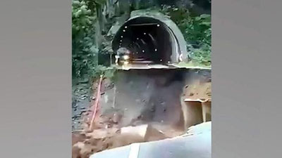 Изрображение 'В Турции провалилась часть трассы из-за дождей (видео)'