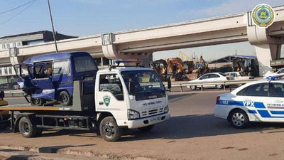 Изрображение 'По дорогам Ташкента провезли "наглядные пособия" - автомобили, разбитые в ДТП'