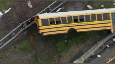 'Nyu-Jersida maktab avtobusi va yuk mashinasi to`qnashib ketdi'ning rasmi