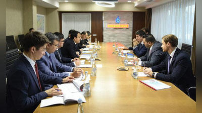 '"O`zbekneftgaz" uglevodorodlarni qazib olish hajmini ko`paytirish uchun uchta yirik kompaniya bilan hamkorlik qilmoqda'ning rasmi