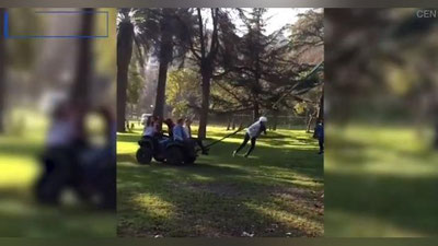 Изрображение 'МОДЕЛЬ ЕДВА НЕ СЛОМАЛА ШЕЮ, ВЫЛЕТЕВ ИЗ РОГАТКИ (ВИДЕО)'