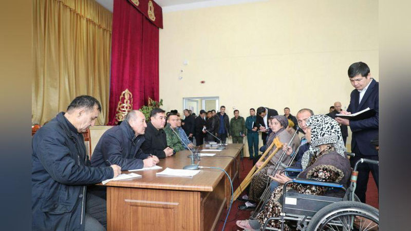 'Surxondaryoda aholi murojaatlarini o`rganishda sustkashlik qilgan 38 xodim ishdan bo`shatildi, 129 xodim jazolandi'ning rasmi