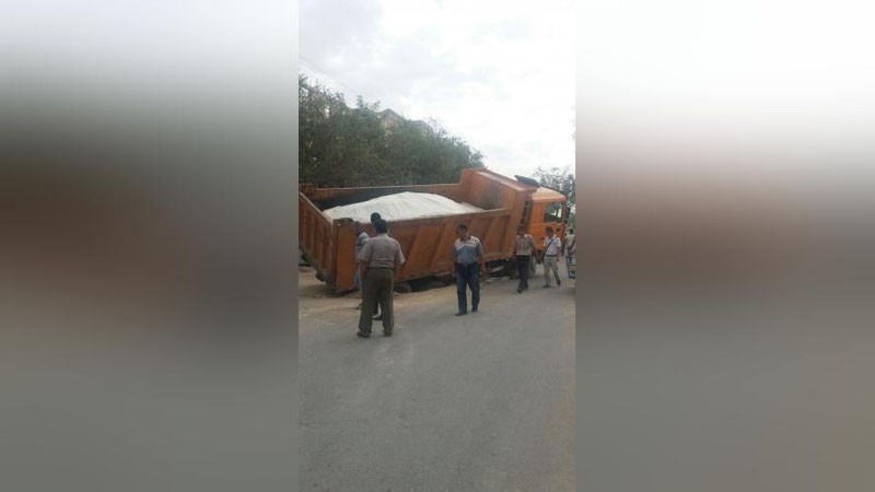 'Nukusda er o`pirilishi natijasida yuk mashinasiga zarar etdi (foto'ning rasmi