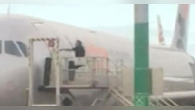 'Kech qolgan turist samolyotning eshigini buzmoqchi bo`ldi (Video)'ning rasmi