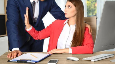 Изрображение 'Минюст предложил ввести ответственность за преследование и оскорбление женщин'