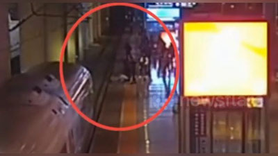 Изрображение 'КИТАЯНКА РЕШИЛА РАЗЫГРАТЬ ПАРНЯ И БРОСИЛАСЬ ПОД ПОЕЗД (ВИДЕО)'