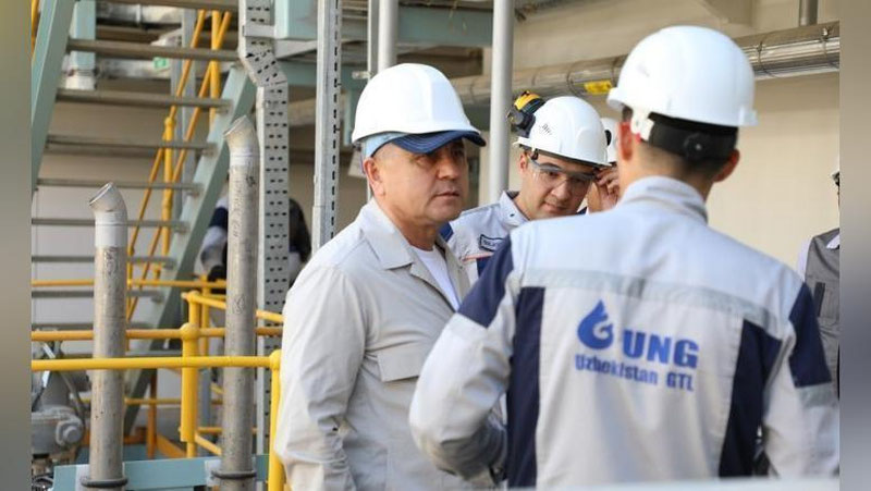 '“O`zbekneftgaz”: Boshqaruv raisi boshchiligidagi “Ishchi guruh” tomonidan “Uzbekistan GTL” zavodida neft mahsulotlari va uglevodorod xom ashyolarini ishlab chiqarish holati o`rganildi (Foto)'ning rasmi