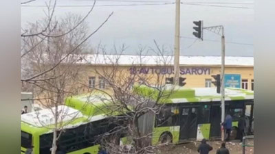 'Toshkentda garmoshka-avtobus yo`l chetiga chiqib ketdi'ning rasmi
