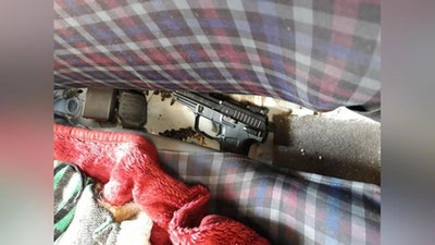 'Bojxonachilar to`pponcha olib kirishga uringan shaxsni to`xtatib qolishdi'ning rasmi