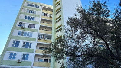 Изрображение 'Двое детей погибли после травли клопов у соседки в многоэтажном доме в казахстанском Актау'