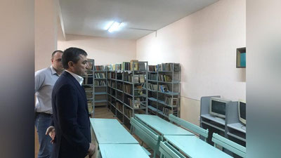 'Energetika vaziri o`zi o`qigan maktabga kitoblar sovg`a qildi'ning rasmi