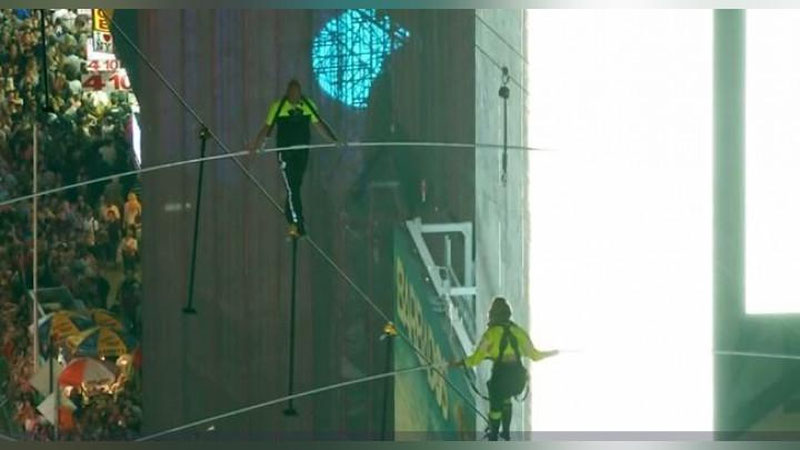 Изрображение 'В Нью-Йорке брат с сестрой прошли по канату между небоскребами (видео)'