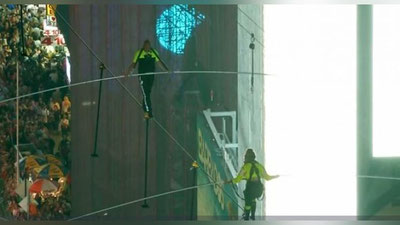 Изрображение 'В Нью-Йорке брат с сестрой прошли по канату между небоскребами (видео)'