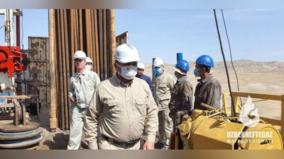 '“O`zbekneftgaz” Boshqaruv raisi tabiiy gaz qazib chiqarilishi holatini o`rganish maqsadida Qashqadaryodagi “Sho`rtan” va “Janubiy Tandircha” konida bo`ldi (Foto)'ning rasmi