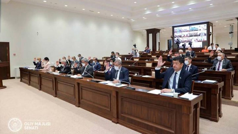 Изрображение 'Сенат одобрил закон, разрешающий не допускать к работе непривитых сотрудников'