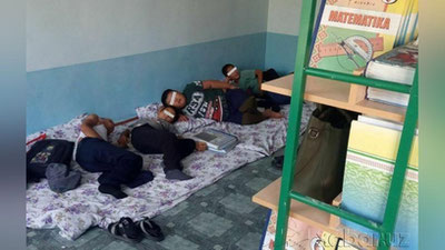 'XTV:O`quvchilar ataylab ijtimoiy tarmoqlarga joylashtirish uchun o`qituvchilar tomonidan polga yotqizilgan holda rasmga olingan'ning rasmi