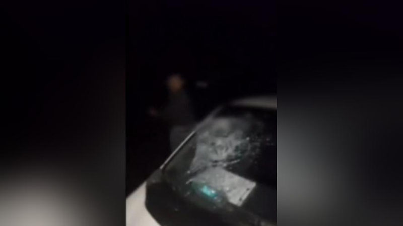 Изрображение 'Нетрезвый должник в Кашкадарье расколотил автомобиль сотрудников БПИ (видео)'